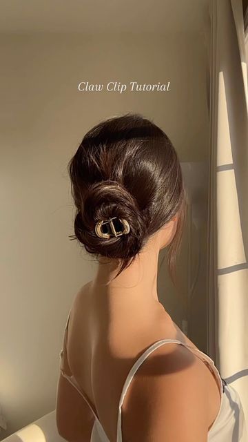 Simple Hairstyle For Kurti, Elegant Claw Clip Hairstyles, Kurti Hairstyle For Long Hair, Hairstyles With Kurti, Hairbuns Hairstyles, Kurti Hairstyle, Kurtis Design, Elegant Hairstyle, Stylish Kurtis