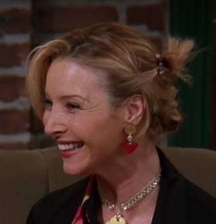 90s Friends Hairstyles, Hairstyle With Heart, Celeb Earrings, Phoebe Hair, Friends Hairstyles, Phoebe Aesthetic, Monica Hairstyles, Phoebe Friends, Phoebe Buffay Outfits