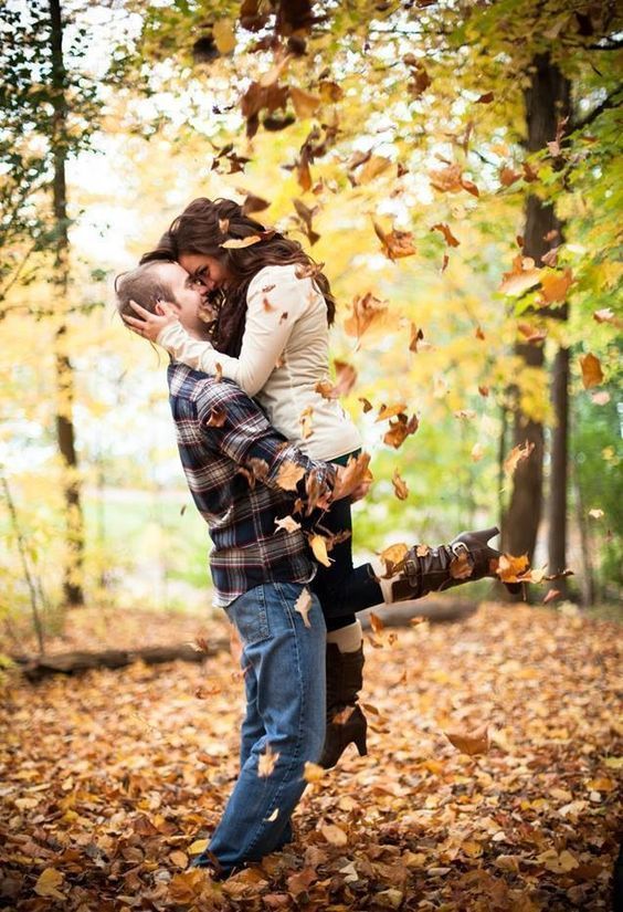 a man and woman hugging in the fall leaves with text that reads pin de lauren coylen