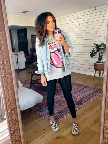 Rock And Roll Mom Style, Grungy Mom Outfits, Rolling Stones Outfit Ideas, Mombod Outfits, Cool Mom Aesthetic Outfits, Skater Mom Outfits, Tshirt Leggings Outfit, Dress Up Black Leggings, Casual Mom Outfits Summer