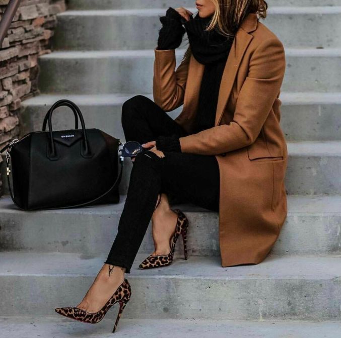 Winter Classy Work Outfits, Neutral Color Womens Outfits, Simple Black Outfits Classy, Work Lunch Outfit Winter, Monocratic Outfits, Lunch Outfit Ideas Classy, Lunch Outfit Ideas Classy Chic, Stiletto Outfit, Camel Coat Outfit Winter Style