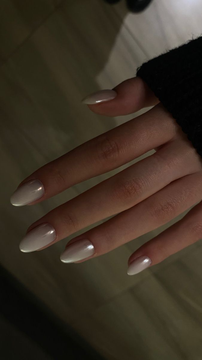 white chrome pearl nails 🤍🐚 Elegant Nails Pearl, White Dress Nails Ideas, Nails For A White Dress, Nails With White Dress, Nails White Dress, Nails For Silver Dress, Pearl Color Nails, Nails For White Dress, Pearlized Nails