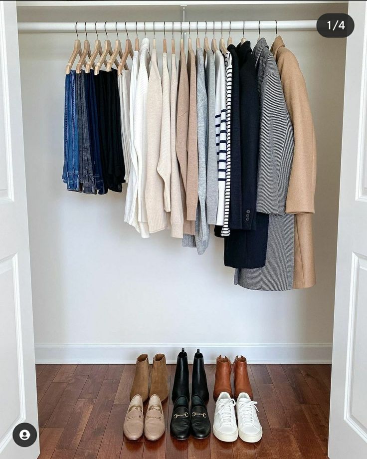 How To Clean Your Closet, Pick Clothes, Neat Closet, Clean Mind, Clean Closet, Minimalist Moda, Average Woman, Neutral Capsule Wardrobe, Classy Yet Trendy