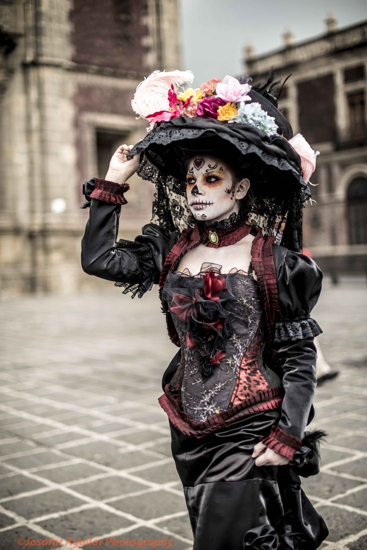 Mexican traditions Gothic Mexican Outfits, Goth Mexican Outfit, Goth Mexican, Gothic Mexican, Goth Subcultures, Traditional Goth, Gothic Culture, Characters Aesthetic, Gothic Themes