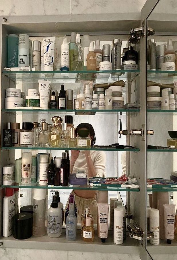 Bathroom Moodboard, Medicine Cabinet Organization, Eyeliner Hacks, Make Up Tutorials, Beauty Storage, Skincare Organization, Gwyneth Paltrow, Beauty Room, Clean Girl