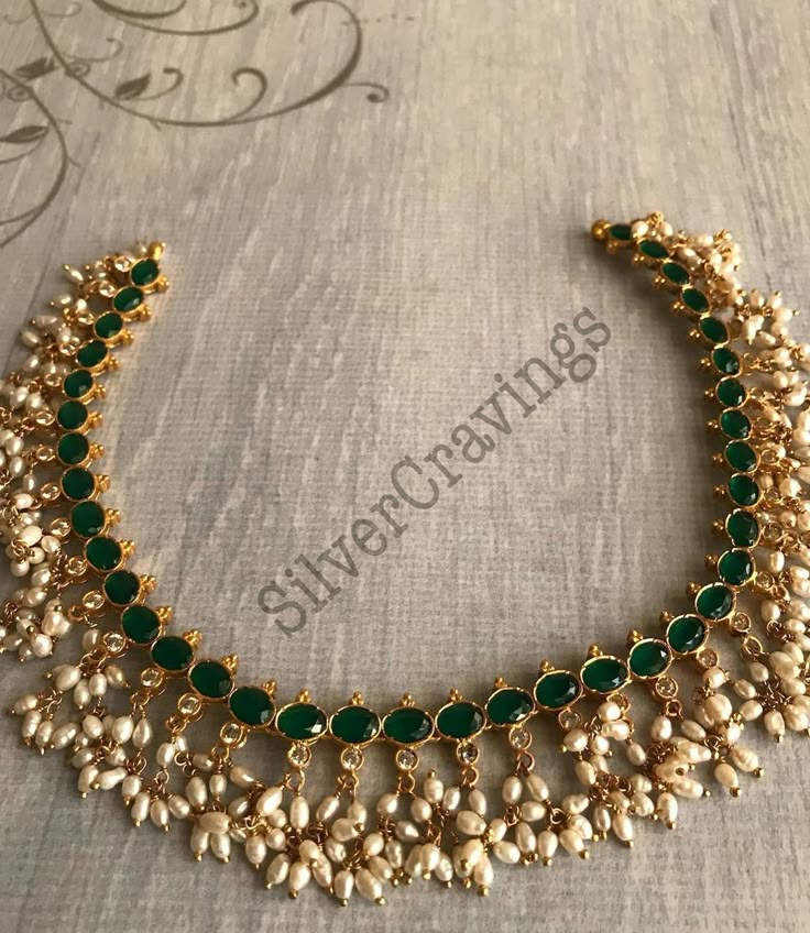 South Indian Pearl Jewellery, Pearl Jewelry Design Necklace, Latest Pearl Necklace Designs, Emerald Necklace Indian, Necklaces With Pearls, Emerald Gold Necklace, Unique Necklace Designs, Emerald Jewelry Necklace, Jewelry Accessories Necklaces