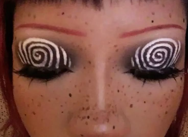 Fun Halloween Eye Makeup, Spooky Eyeliner Looks, Button Eye Makeup, Coraline Eye Makeup, Coraline Makeup Ideas, Coraline Inspired Makeup, Coraline Makeup Looks, Tim Burton Eyes, Coraline Makeup