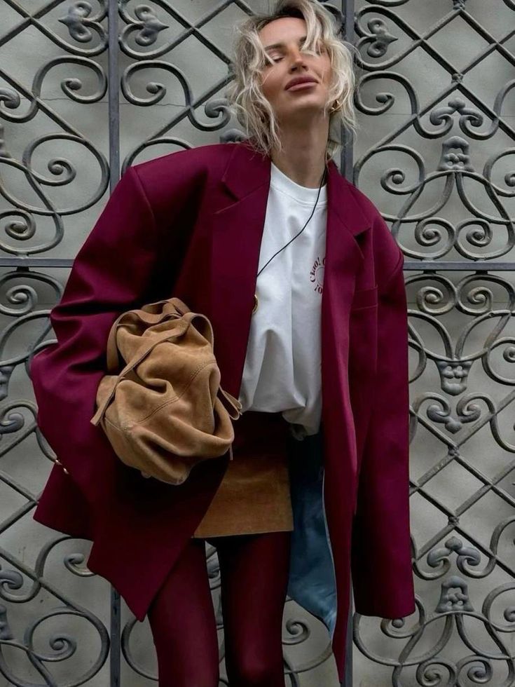 Burgundy Blazer Outfit Woman, Burgundy Blazer Outfit, Blazer Outfits Women, Suede Jacket Outfit, Red Suede Jacket, Chic Office Outfit, Trendy Fall Fashion, Suede Outfit, Oversized Fashion