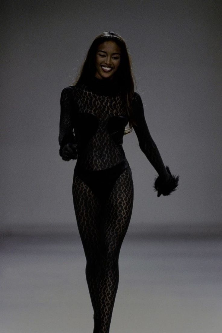 Naomi Campbell 90s Style, Naomi Campbell 90s Aesthetic, The Heir Book, Model Aesthetic Runway, Naomi Campbell 90s, 90s Black Women, Desired Face Ideas, Model Vision Board, Runway Model Aesthetic