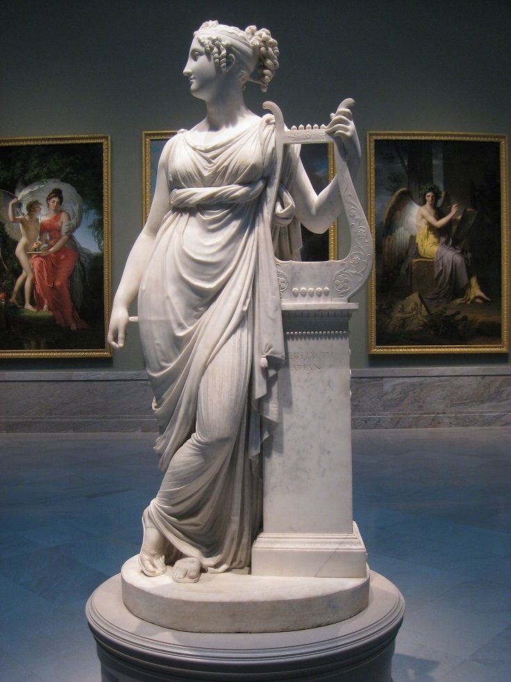 a statue is shown in front of some paintings