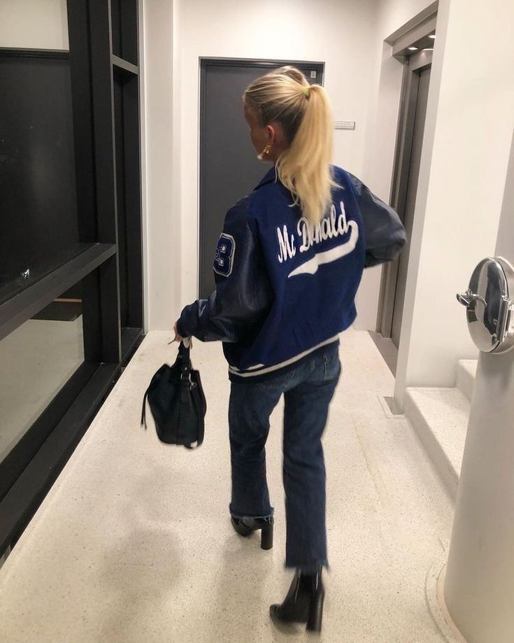 Nba Wife, Hockey Game Outfit, Basketball Game Outfit, Hockey Outfits, Liz Tomforde, The Right Move, Game Day Fits, Day Fits, Football Outfits