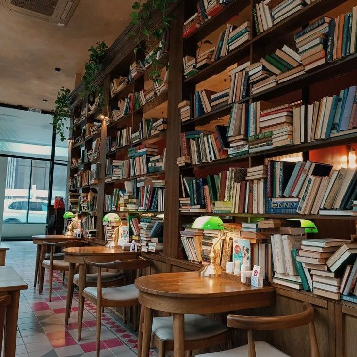 there are many books on the shelves in this restaurant that is full of bookshelves