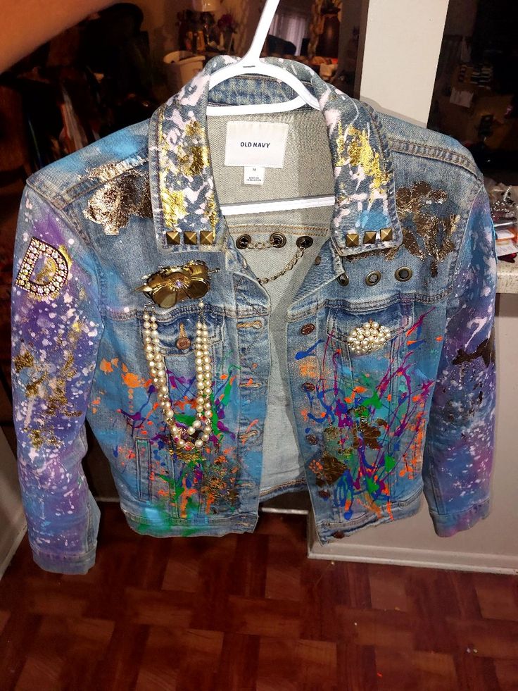 Blue Jean Jacket Outfits, Denim Diy Clothes, Easy Diy Clothes, Custom Denim Jacket, Embellished Denim Jacket, Embellished Sweatshirts, Embellished Clothing, Diy Jacket, Hip Hop Outfits