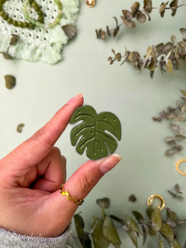 Monstera Leaf Clay Keychain/Pin/Magnet | MadeItMikayla Easy Air Dry Clay Projects Animals, Diy Ceramic Magnets, Plant Clay Art, Clay Kitchen Magnets, Girly Clay Ideas, Clay Art Magnet, Air Dry Clay Key Chains, Little Clay Magnets, Clay Magnets Easy