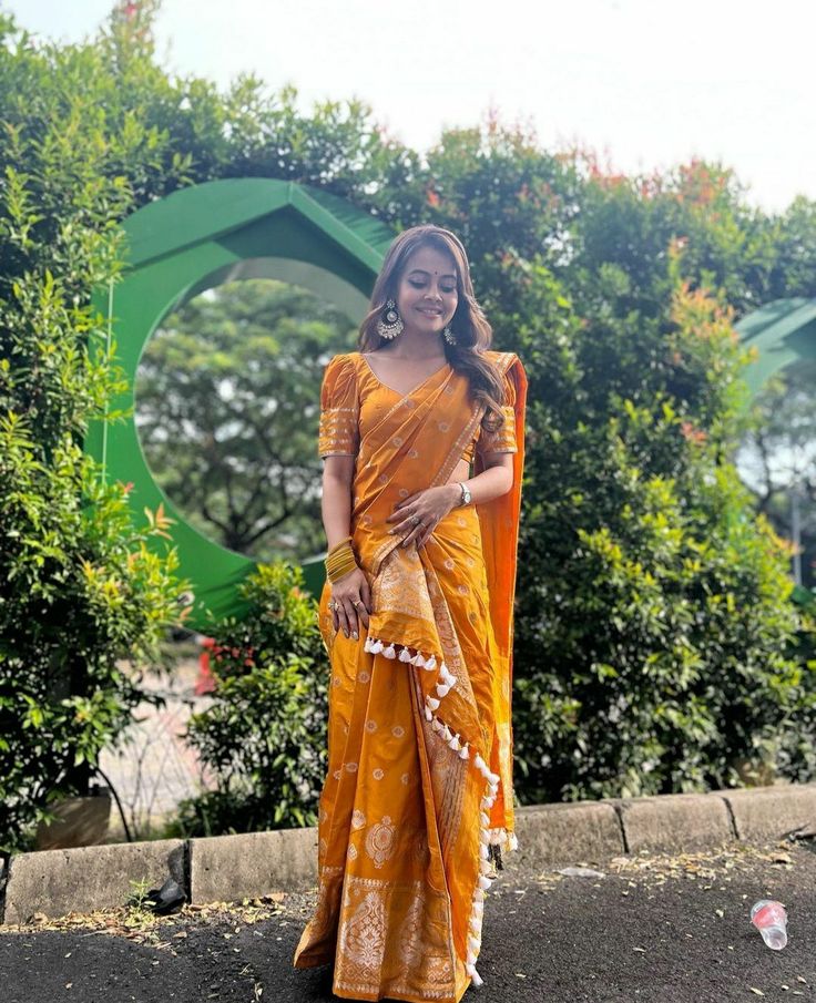 Mekhela Sador Blouse Design, Haldi Saree Outfit, Mekhla Saree, Mekhela Chador Aesthetic, Devolina Bhattacharya, Assamese Saree, Festivals Aesthetic, Mekhla Sador, Mekhela Sador