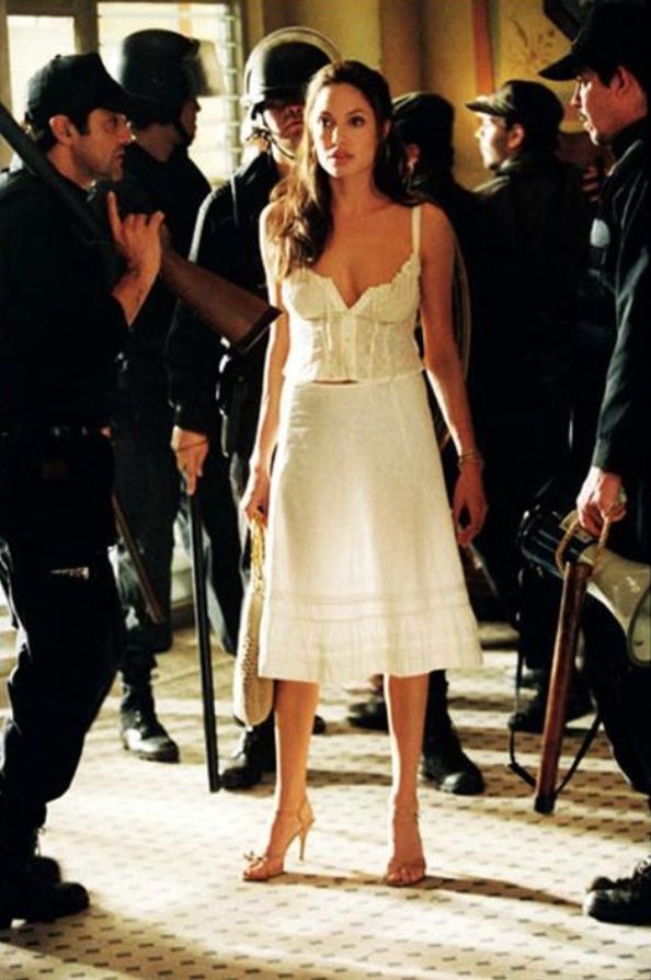 Angelina Jolie in a scene in Mr. And Mrs. Smith. Angelina Jolie 90s, Angelina Jolie Style, Brad And Angelina, Mr And Mrs Smith, Brad Pitt And Angelina Jolie, Mr & Mrs Smith, Mrs Smith, Stana Katic, Julia Roberts