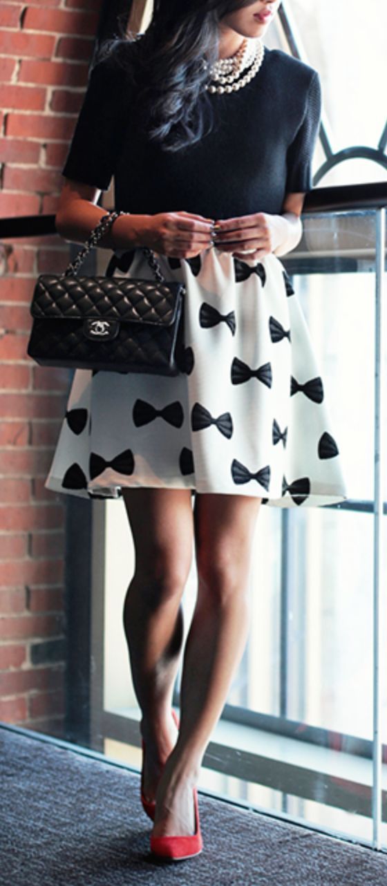 Bow skirt, need this right now!! :: Bow Patterned Skirt:: Black and White Fashion:: Red Heels--- Perfect! :: Vintage Fashion:: Retro Style:: I Black And White Fashion, Bow Skirt, Chique Outfits, Look Retro, Zooey Deschanel, Looks Black, Blair Waldorf, Carrie Bradshaw, Moda Vintage