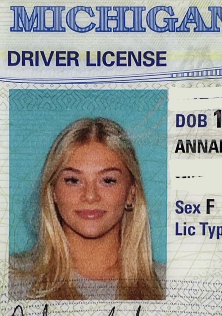 Cute License Pictures, Good License Photo, Get License, License Photo Aesthetic, Drivers Licence Photo Makeup, Drivers Licence Aesthetic Photo, Drivers Lisence Photos, Permit Picture Ideas, License Id Picture