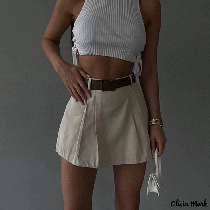 Olivia Mark - Monochrome Mini Shorts and Skirts - available in multiple color variations Ropa Upcycling, High Waisted Pleated Skirt, Skirts Midi High Waisted, Elegante Casual, Half Skirt, Colored Pants, Pleated Mini Skirt, Outfit Casual, Types Of Skirts