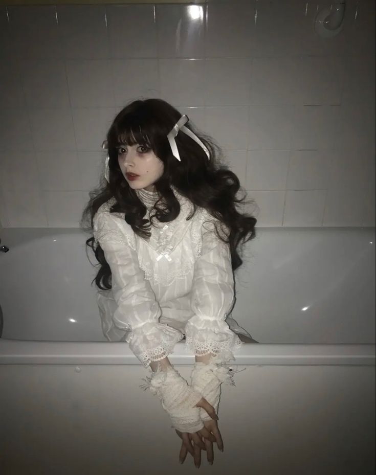 Creepy Doll Aesthetic, Porcelain Doll Aesthetic, Creepy Cute Aesthetic, White Goth, Human Doll, Doll Aesthetic, Haunted Dolls, Living Dolls, Halloween Doll