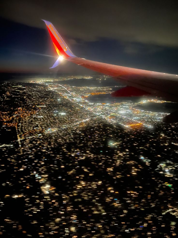 A planes lands over the city at night Southwest Airplane, Southwest Plane, Plane Pics, Pilot Life, Airplane Aesthetic, America Trip, Airplane Landing, San Francisco Airport, Twenty Twenty