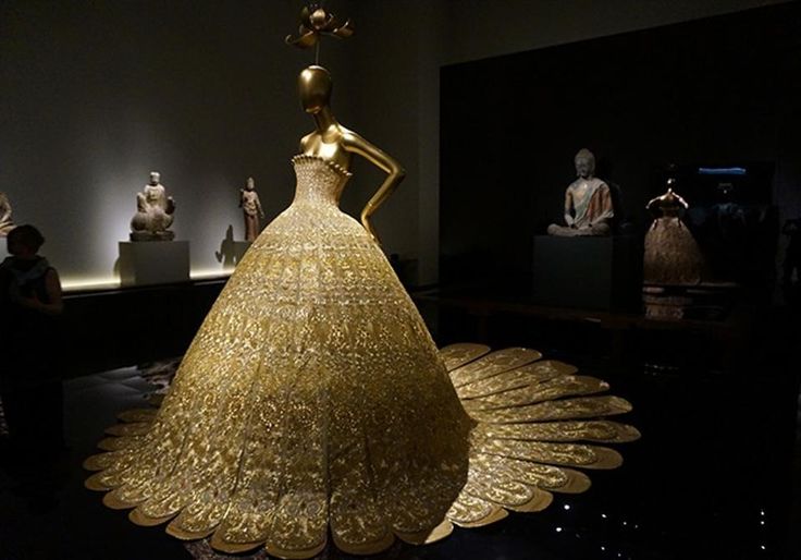 Guo’s magnificent gold dress was inspired by a uniform worn by Napoleon Bonaparte: “it moved me that a soldier would wear such impeccable clothes, even though he could be killed in battle at any moment.” Glass Exhibition, Guo Pei, Costume Institute, Through The Looking Glass, Glam Dresses, Gold Dress, Metropolitan Museum, Fame Dr, Fancy Dresses