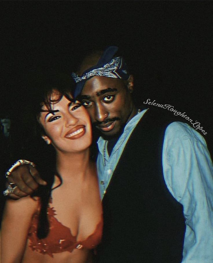 Selena Quintanilla Smiling, Tupac Smile, Selena Quintanilla Wallpaper, Latina Wallpaper, 90s Rappers Aesthetic, Selena Quintanilla Outfits, Selena Quintanilla Fashion, Tupac Wallpaper, 90s Rappers