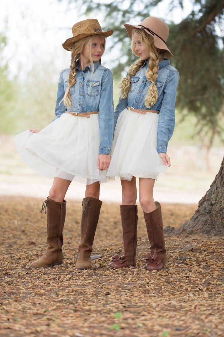 Girl Cowgirl Outfits, Cowgirl Outfits For Girls, Girls Cowgirl Outfit, Photoshoot Sisters, Denim And Tulle, Western Cowgirl Outfits, Mode Country, Fashion Cowgirl, Preteen Clothing