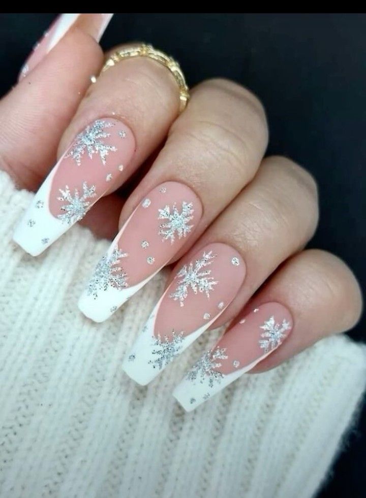 Nails Snowflakes Winter, White Christmas Nail Designs Snow Flake, Winter Snow Nail Designs, Pink White Christmas Nails, December Nails 2023, Snow Nails Winter White, White Christmas Nails Coffin, Winter Nails White Glitter, White Nails With Snowflakes