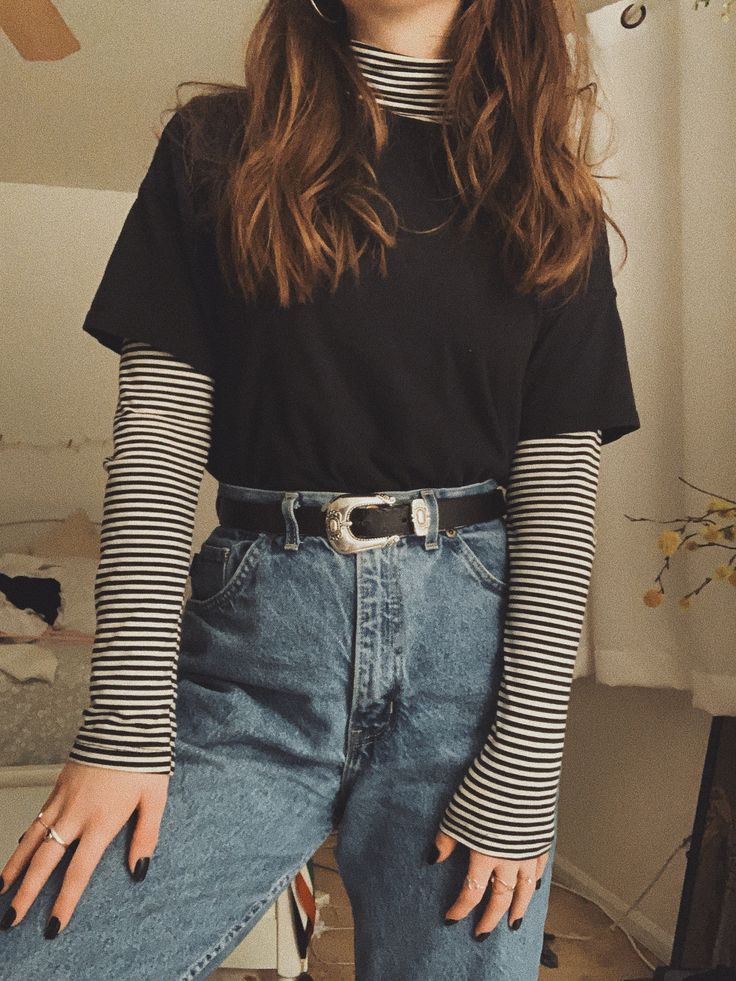 Cute Work Outfits Aesthetic, Women Hipster Outfits, Edgy Beauty Aesthetic Outfits, Sweater Cami Outfit, 90s Boho Grunge, Double T Shirt Outfit, Retro Comfy Outfits, Edgy 90s Aesthetic, Fall Jeans Work Outfit