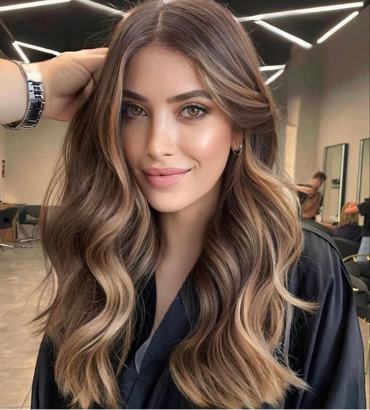 Black Hair With Blonde Highlights, Sunkissed Hair Brunette, Spring Hair Color Trends, Rambut Brunette, Honey Brown Hair, Brown Hair Inspo, Brunette Hair With Highlights, Brunette Balayage Hair, Hair Color Light Brown