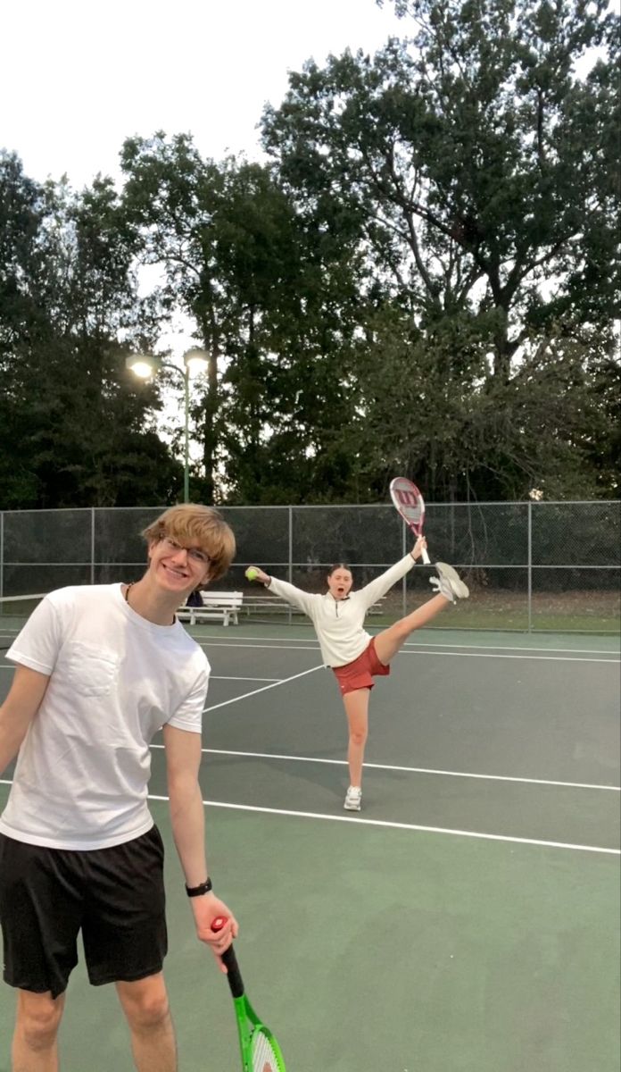 Couple playing tennis Tennis Girlfriend Aesthetic, Tennis Girlfriend, Tennis Boyfriend Aesthetic, Sport Couple Aesthetic, Sport Couples, Sport Couple, Tennis Boyfriend, Tennis Friends, Family Tennis Aesthetic