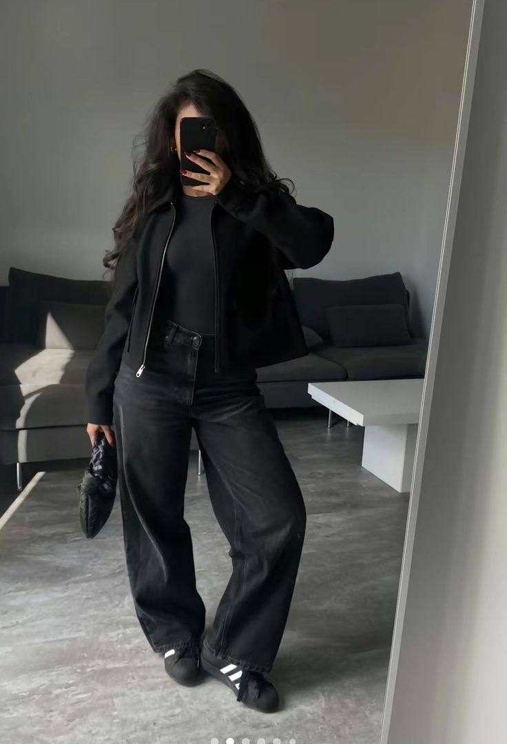 Black Samba Outfit Women, How To Style Black Adidas Samba, Winter Outfits Samba, Black Adidas Outfits Women, Style Black Sambas, Outfits With Black Sambas Women, Fall Samba Outfit, Black Samba Outfits Women, Adidas Samba Women Outfit