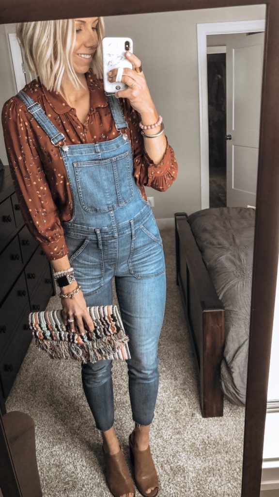 How to Style Overalls - The Haute Homemaker Overalls Outfit Fall 2022, Courdory Overalls Outfits, Grey Overalls Outfit, Kiera Allen, Bib Overalls For Women Outfit Ideas, 2022 Overalls, Outfit Ideas Overalls, Ways To Wear Overalls, Overalls Outfit Fall