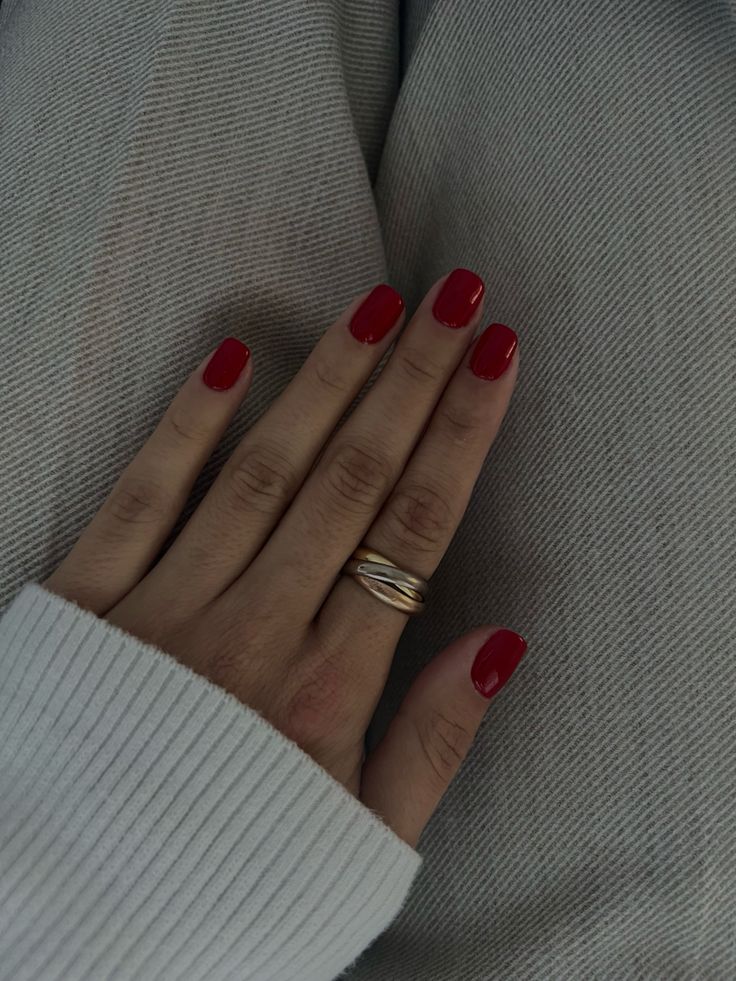 red nails - red - nails - cartier ring - ring - trinity ring - classic ring - low exposure - red nail theory - fall - fall nails Cartier Trinity Ring Stack, Red Ring Aesthetic, Trinity Cartier, Expensive Girl, Red Nail Theory, Ring Styling, Nail Theory, Cartier Trinity Ring, Low Exposure