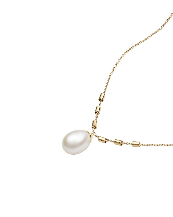 The pearl pendant is flanked by gold elements that are held on the delicate chain. A simple yet sophisticated piece where the components connect like in a song. Classic Pearl Necklace, Gold Pearl Necklace, Delicate Chain, Solid Gold Rings, The Pearl, A Song, Pearl Ring, Cleaning Jewelry, Pearl Pendant