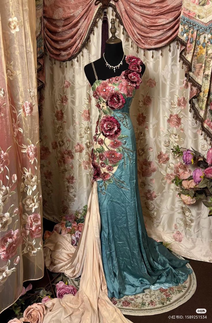 Met Gala Flower Dress, Vestidos Aesthetic Vintage, Victorian Dresses Aesthetic, Flower Inspired Dress, Nature Inspired Dress, Flower Outfits, Ethereal Dresses, Vintage Opulence, Flower Gown