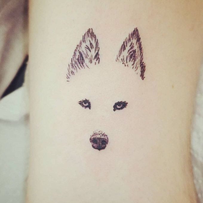 a dog's face is drawn on the side of a woman's leg