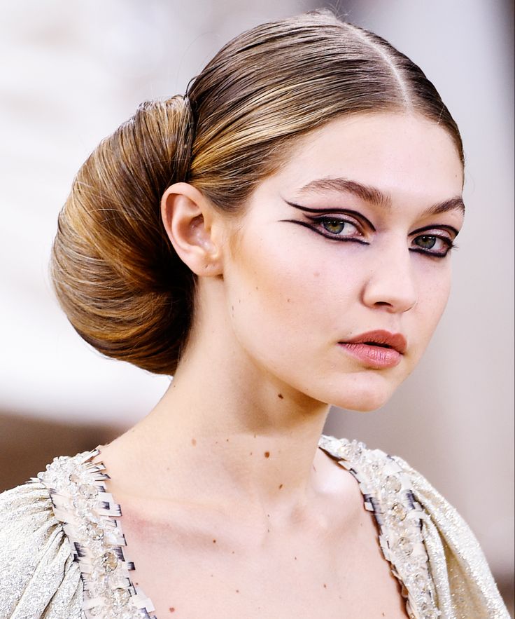 Here's 15 times we completely fangirled over Gigi Hadid's hair. Haute Couture Hair, Catwalk Makeup, Gigi Hadid Beauty, Fashion Editorial Makeup, Fashion Show Makeup, Mekap Mata, Show Makeup, Runway Hair, High Fashion Makeup