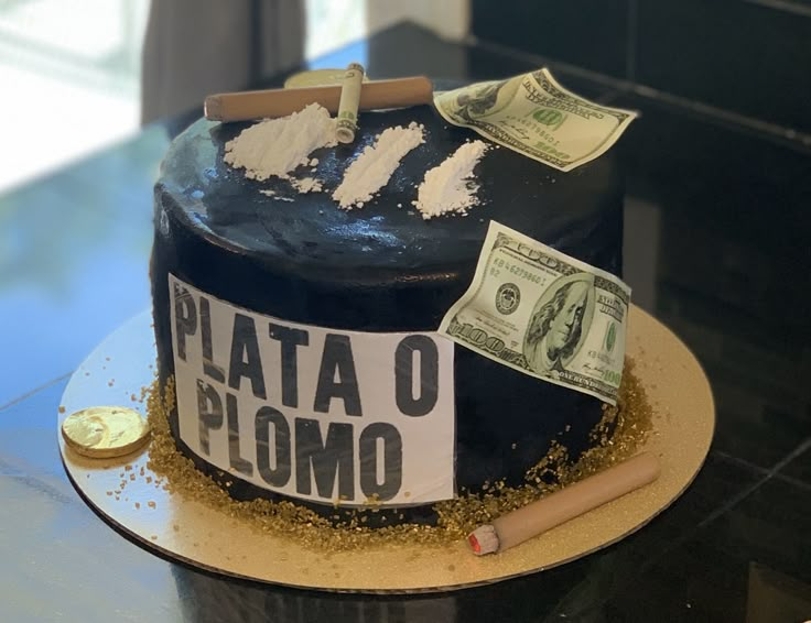 there is a cake with money on it and the words plata o plamoo