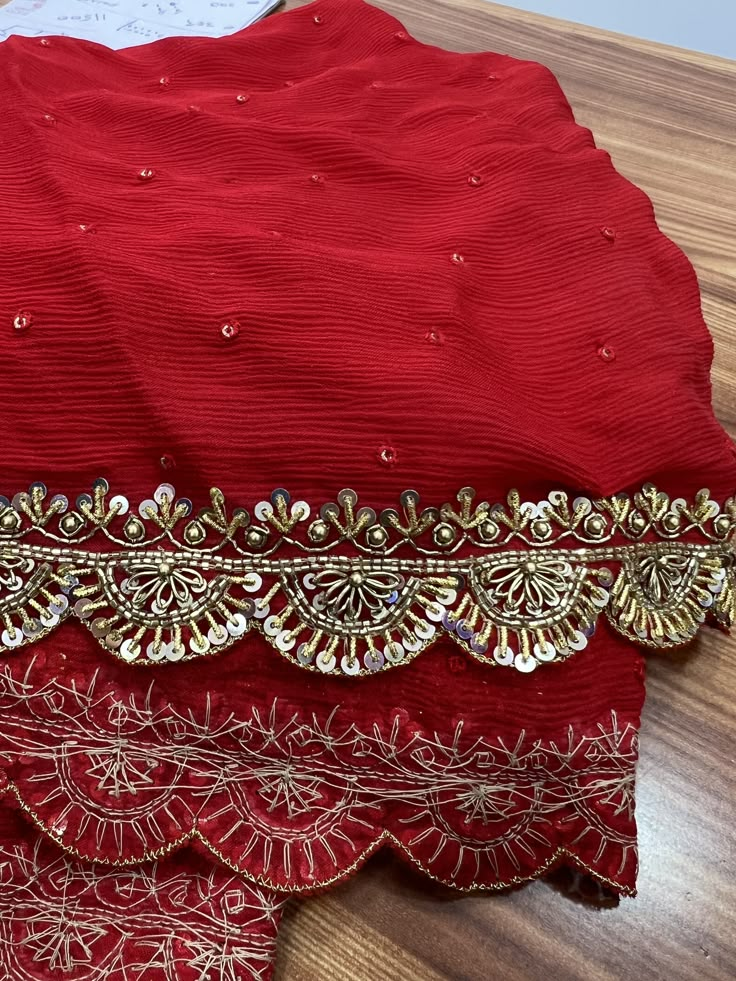 Aari Work Dupatta Designs, Dupatta Work Designs, Duppata Designer Lace, Dulhan Dupatta, Aari Work Embroidery, Saree Tassels Designs, Bridal Dupatta, Embroidery Fashion Detail, New Saree Blouse Designs