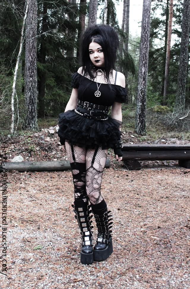 Goth Looks Outfits, Gothic Outfits Aesthetic, Gothcore Outfits, Trad Goth Outfits, Goth Outfit Inspo, Goth Gifts, Goth Outfit Ideas, How To Impress, Trad Goth