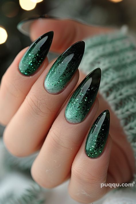 Black Ombre Nails Glitter, Green And Black Nail Ideas, Black And Green Ombre Nails, Nail Art Degrade, Acotar Inspired Nails, Slytherin Nail Ideas, Fantasy Nails Designs, Wicked Nails Musical, Black And Green Nails Designs