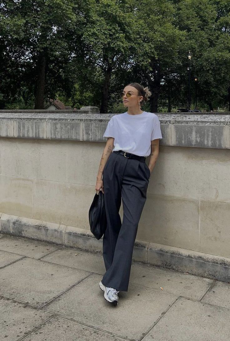 Trousers And Sneakers Outfit, La Style Outfits, Grey Trousers Outfit Women, Silver Sneakers Outfit, Grey Trousers Women, Normcore Outfits, Grey Pants Outfit, Minimalism Clothes, Japan Outfits