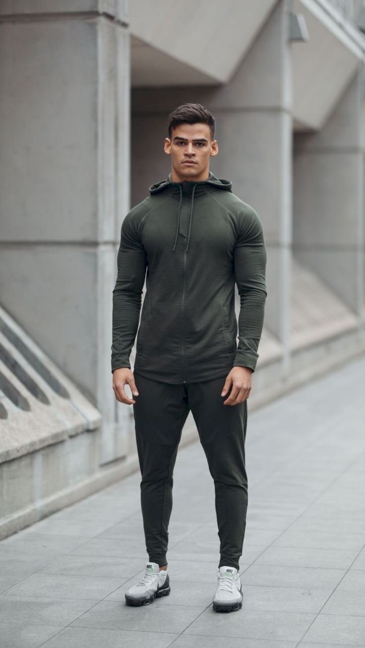 Awesome 46 Awesome Sporty Mens Activewear Ideas To Wear Everyday. More at https://fashionssories.com/index.php/2018/10/30/46-awesome-sporty-mens-activewear-ideas-to-wear-everyday/ Moda Academia, Activewear Outfits, Gym Outfit Men, Fitness Outfits, Men's Activewear, Style Sportif, Sport Style, Gym Style, Green Hoodie