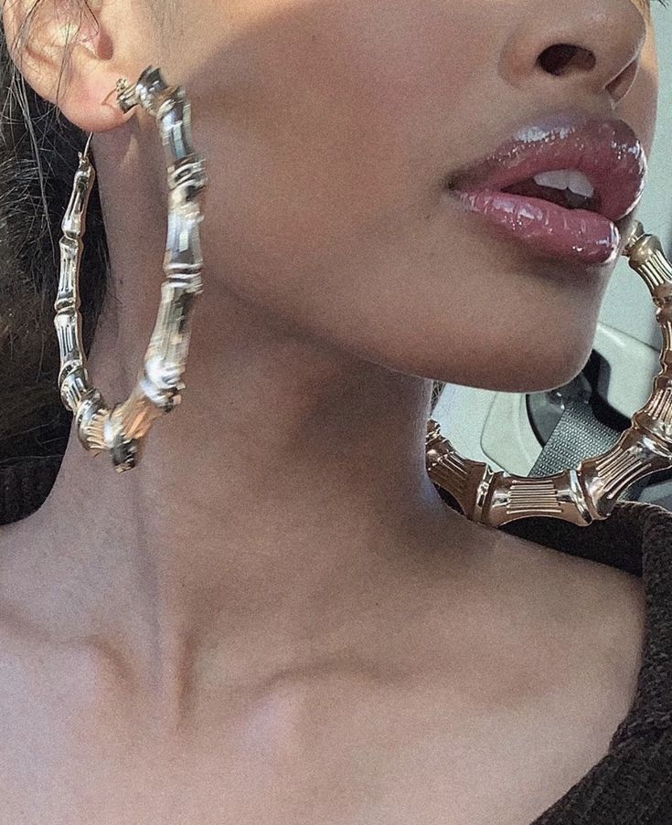 Big Hoop Earrings Aesthetic, Big Hoop Earrings Outfit, Gold Hoop Earrings Aesthetic, Big Hoops Earrings, Waterline Eyeliner, Gold Bamboo Earrings, Big Gold Hoop Earrings, Hoop Earring Outfit, Hoop Earrings Aesthetic