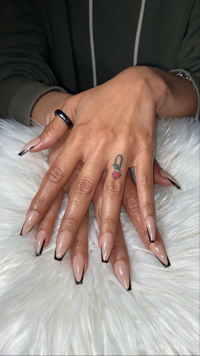 Minimalist Nails Coffin Long, V Black Tip Nails, French On Ballerina Nails, Simple Nail Ideas Ballerina, Black French Outline Nails, Sqovalnails Long, Ballerina Shaped Nails Designs, Medium Length Ballerina Nails, Black Tip Coffin Acrylic Nails