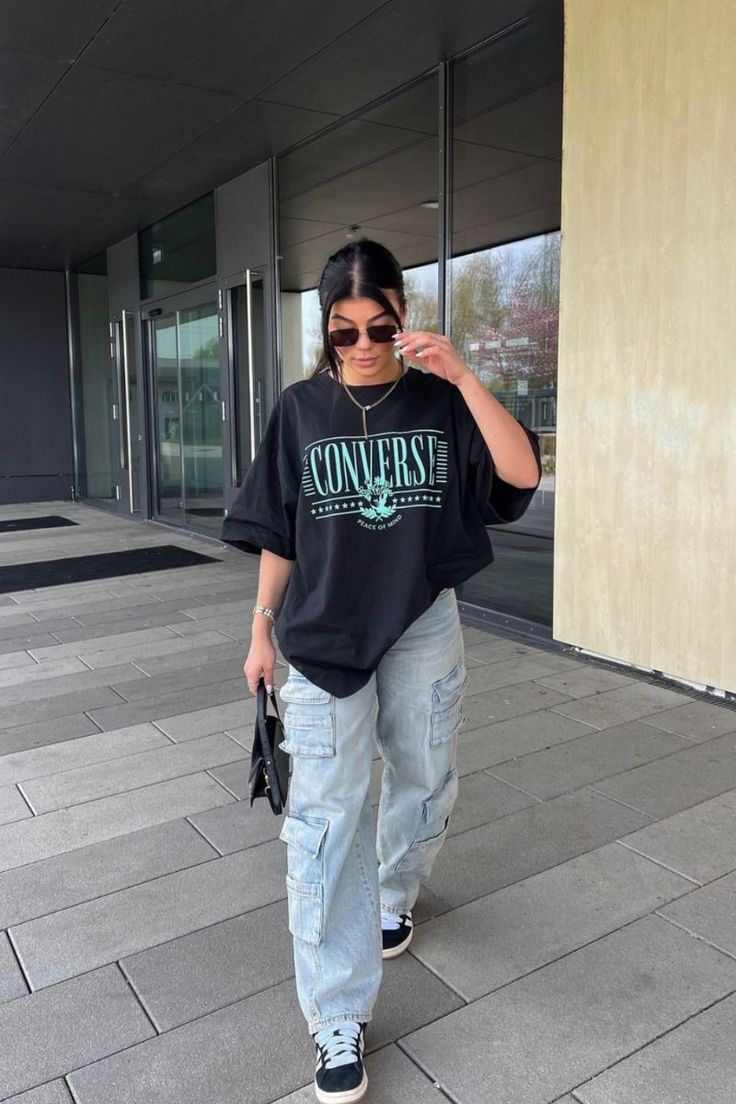 Cute Outfits With Oversized Shirts, Cute Oversized Outfits Aesthetic, Baggy Jeans Big Shirt Outfit, Oversized Shirt With Cargo Pants, Oversized Tee Outfit Aesthetic, Oversize T Shirts For Women, Big T Shirts Outfits, Oversized Fits Women, Outfit Tee Shirt Oversize