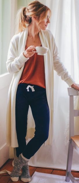 navy pants, an orange top, socks and a long white cardigan How To Wear Sweatpants, Looks Pinterest, Sweatpants Outfit, Paris Mode, Looks Party, Lazy Outfits, Lazy Day Outfits, Mode Casual, Cute Winter Outfits