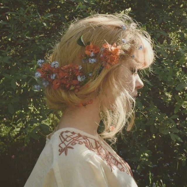 Real References, You Are My Moon, Flowers In Her Hair, Cottage Core Aesthetic, Penteado Cabelo Curto, Retro Mode, Princess Aesthetic, Cottagecore Aesthetic, + Core + Aesthetic